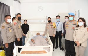 Jenguk Kasat Reskrim Polres Malra Kapolda : Tetap Semangat Lindungi Masyarakat